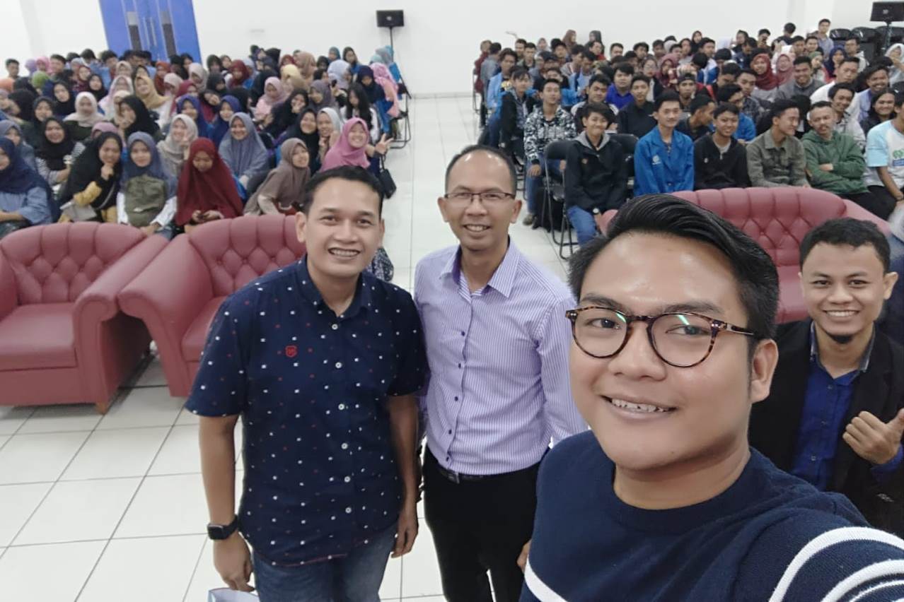 (Kamis, 21 Maret 2019) Talkshow dan Seminar 'Ekonomi Kreatif, Entrepreneurship dan Generasi Milenial' di BSI Sukabumi yang merupakan bagian dari Roadshow Maraton GeKrafs keliling pulau Jawa